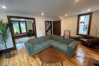 Image de Charming Mid Century Modern 4br House in Allentown, Buffalo, Stylish decor. I