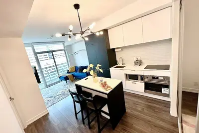 Image de Romantic condo in a vibrant neighborhood, steps to all necessities/Big city life