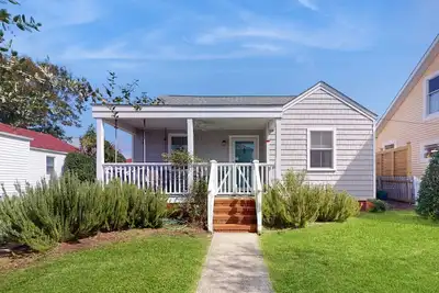 Image de Dog-friendly cottage across from the water in a walkable neighborhood