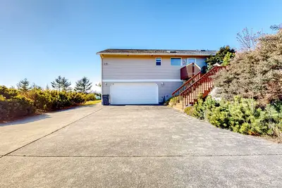 Image de Peek-a-boo ocean view home with outdoor living space, W/D, and balcony