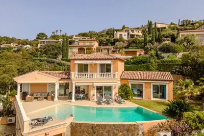 Image de Villa pour 8 personnes avec piscine à débordement et vue sur la mer
