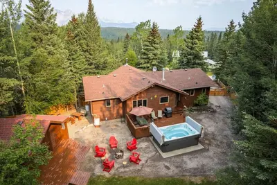 Image de 4 Br Mountain Chalet | Private Pool/Hot Tub |2-min Drive to Jasper National Park