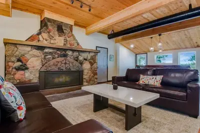 Image de Hygge Lodge is a gorgeous lakefront gathering place for year round family fun.