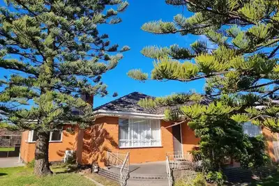Image de Two Pines, house near airport and shopping!