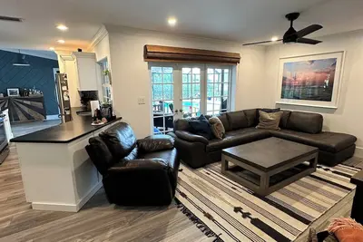 Image de 2 Bdrm Home w/ Pool, Hot Tub, & Lake Views - Two Miles From Beach!