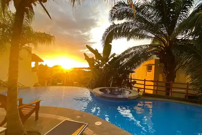 Image de Paradis Tropical avec des Couchers de Soleil Majestueux sur le Pacifique!
