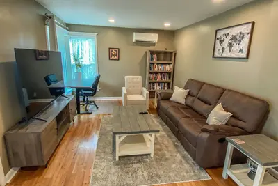 Image de Cozy home conveniently located 7 min from the airport, 20 minutes to downtown!