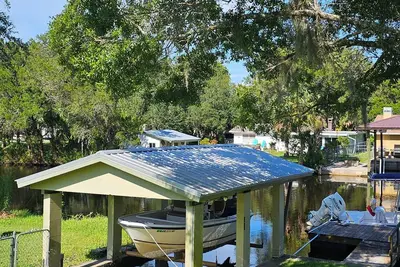 Image de \nWaterfront w/dock on mason creek, 2/1 \nHomosassa River, 30 min ride to springs!