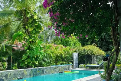 Image de Casa Colibrí / Hummingbird Home — Lush Beach House w/pool and ping pong.