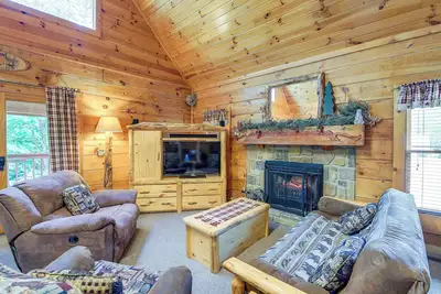 Image de Sevierville Cabin w/ Wraparound Deck + Lake Access