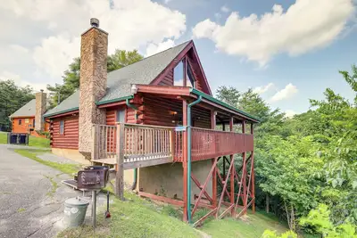 Image de Sevierville Cabin: Private Deck, Community Pool!