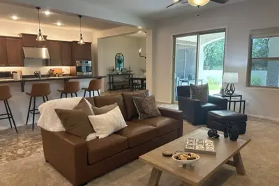 Image de Beautiful Qc home with all you need! 5 minutes from dining & entertainment areas