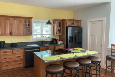 Image de Lovely new above-garage apartment