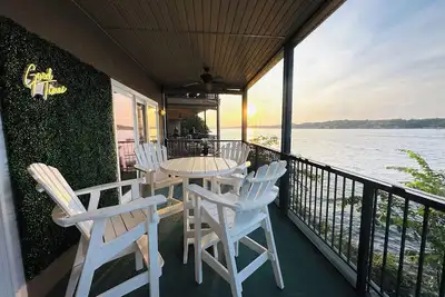 Image de No Steps, 2 pools & Great Views of Water.