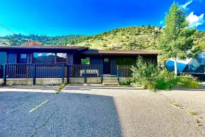 Image de Harmony Mountain view Family-sized house with designer renovation and game room!