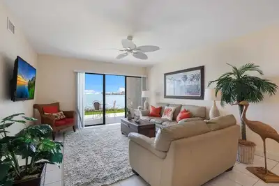 Image de Watch dolphins & pelicans from this 2 bedroom/2 bath waterfront condo.