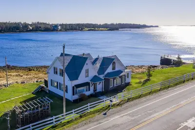 Image de Family friendly, picturesque oceanfront cottage 1800 sq ft sleeps 9.