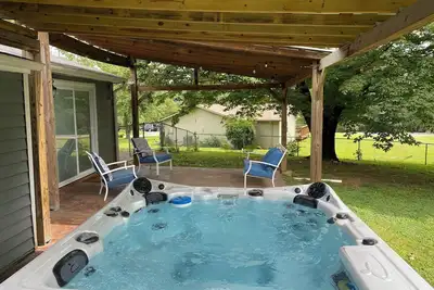 Image de 3 bed-1 Bath, 5 min to the lake, HotTub, bring your dogs, full fenced back yard.