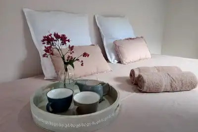 Image de 5 min to the airport w\/free transfer. Cosy private room w\/pool and wifi internet