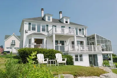 Image de Room 14 at Admiral's Quarters Penthouse | Stunning Views + King Bed + Trundle