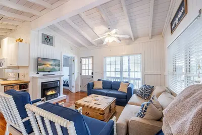Image de Lake Hartwell Waterfront Cottage with Game-Room Sleeps 9