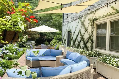 Image de Charming chateau - huge yard close to Dc