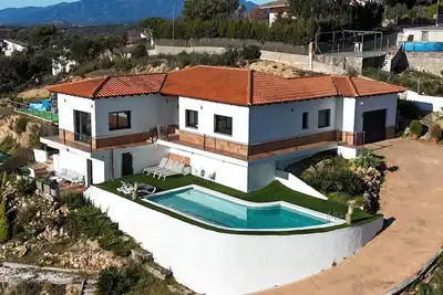Image de Situated 20 minutes from the popular beaches with large private pool and a gym.
