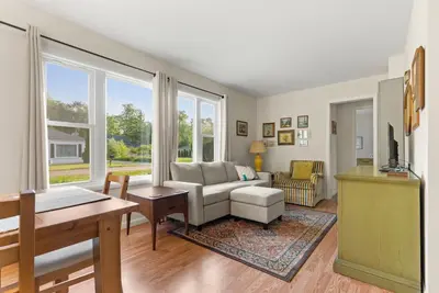 Image de Hemlock Hideout - 3 Mins from Dt Lex, Great Beach!