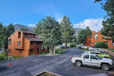Image de Condo for 4+ folks near skiing, biking, hiking or even walking for memories!