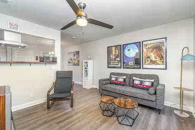 Image de Qc Retro  - Stylish 2-Queen bedroom townhome in Center City Charlotte