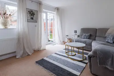 Image de Comfortable 4-bedroom home / park view / pet friendly / close to the hospital
