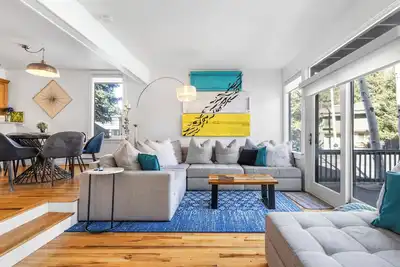 Image de Modern Vail Townhome on Bus Route 1 stop to Mt access.