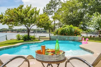 Image de Granbury Lakeside Home with Pool, Game Room, Fire Table