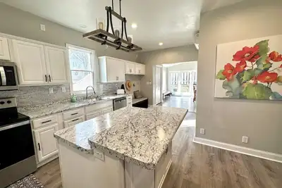 Image de Eaa Favorite- Spacious 5 Bedroom home sleeps 12, 21 miles to Eaa