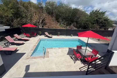 Norahs Egmont, Spacious Modern Home, with Ocean and Mountain View