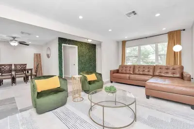 Image de Charming Home mins from Galleria, Med Center & Nrg