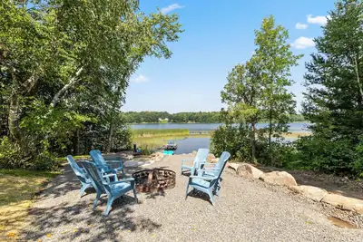 Image de Create Lasting Memories: Stay at our Cozy 4-Bedroom Cabin on a Small Lake