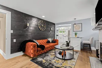 Image de ~ Beautiful Cozy Home! All Year Use Hot Tub, Propane Fire Pit, Private backyard!