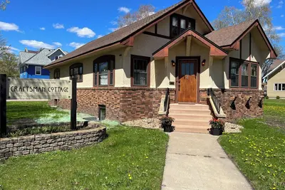 Image de Historic home in downtown. Walkable. 7 beds. Wedding prep area available!