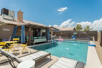 Image de Enjoy gigantic 600 sf pool