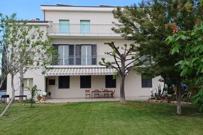 Detached apartment in a very quiet area, with garden available