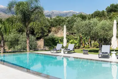 Image de Charming 3-bedroom villa with large pool, WiFi and Ac in lovely Nipos
