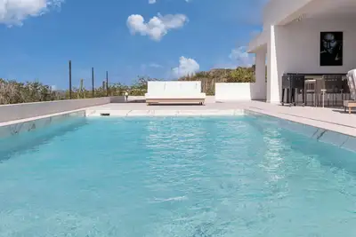 Image de exclusive Villa overlooking oceanbay and the little Island of Bonaire