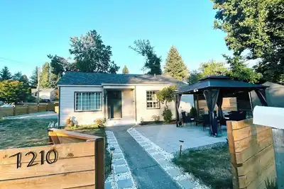 Image de Entire house with 3 bd & 1 bath, 15 mins to Airport& 15 mins to Downtown Seattle
