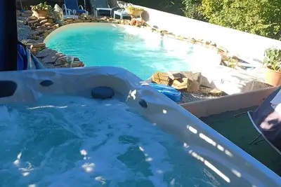 Image de Suite Noelie, sa piscine, son jacuzzi annuel et son ecran de cinema