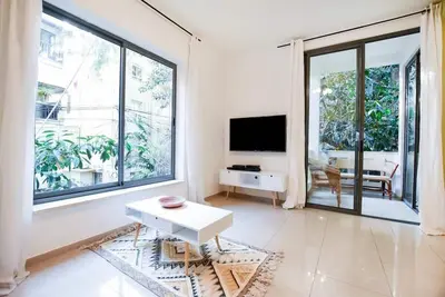 Image de Renovated & Quiet 2br Apartment near Gordon beach by HolyGuest