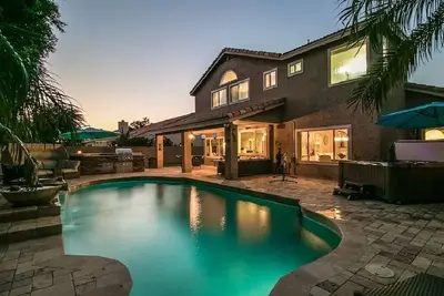 Image de Luxe Scottsdale Home w/Pool, Spa, & Tesla Charger!