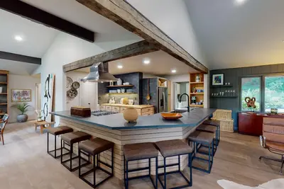 Image de The Treehouse | Rustic-modern retreat in Pisgah Forest, professionally decorated