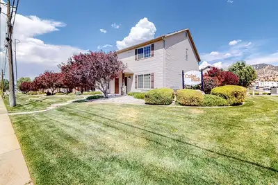 Image de Scenic dog-friendly home with convenient location, gas grill, & central Ac