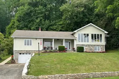 Image de Lakefront house with dock, firepit, pool, tennis, gym, & golf - dog-friendly
